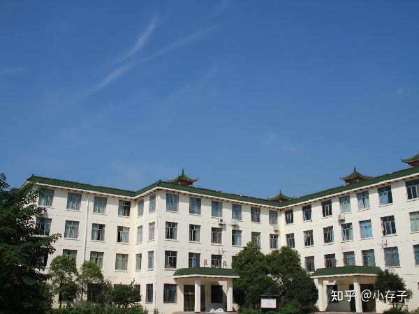 8月24日,武漢航海職業(yè)技術(shù)學(xué)院東湖校區(qū)的新大門似清華大學(xué)校門.