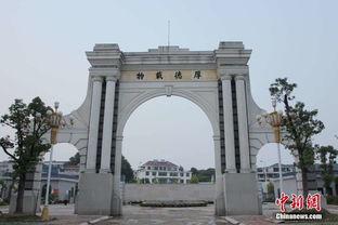 武漢一高校山寨清華大學老校門