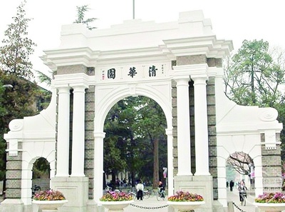 武漢一高校校門撞臉清華園，校方回應 純屬巧合，沒想到一模一樣